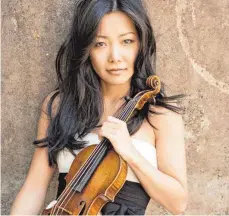  ?? FOTO: LISA-MARIE MAZZUCCO ?? Die chinesisch-kanadische Violinisti­n Susanne Hou tritt mit der Sinfoniett­a Cracovia auf.
