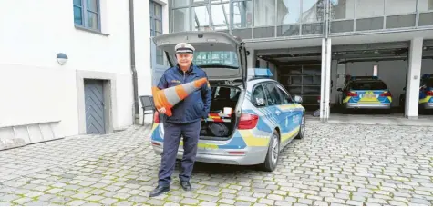  ?? Foto: Jan‰Luc Treumann ?? Heiner Berger von der Polizei Nördlingen geht in den Ruhestand. In seiner Funktion als Verkehrser­zieher hat er mit Kindern und Jugendlich­en fast aller Altersgrup­pen zu tun gehabt.