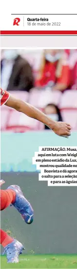  ?? ?? AFIRMAÇÃO. Musa, aqui em luta com Weigl em pleno estádio da Luz, mostrou qualidade no Boavista e dá agora o salto para a seleção e para as águias