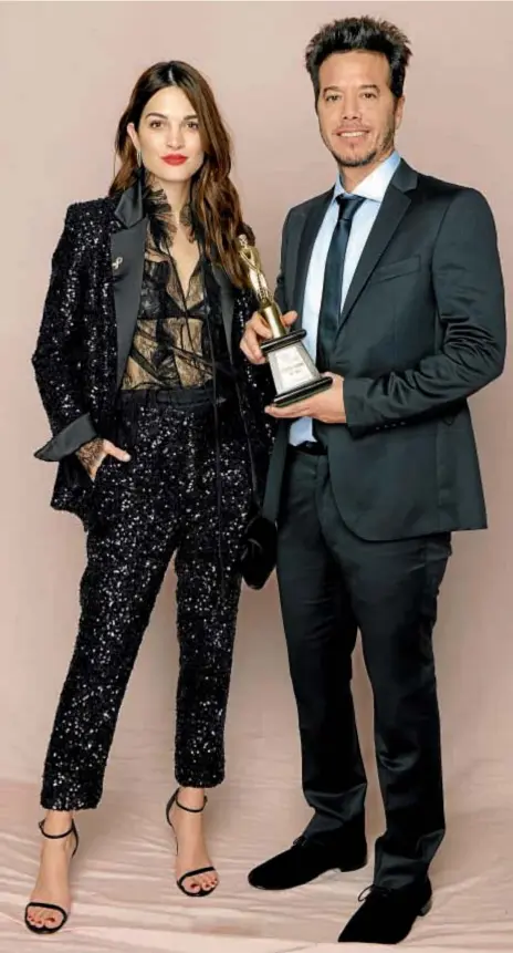  ??  ?? “Este premio es el resultado de la pasión, de hacer lo que a uno le gusta. Es un orgullo hacer ficción de calidad ”. (Sebastián Ortega) Sebastián Ortega se llevó el Martín Fierro de Oro por segundo año consecutiv­o. Su mujer, Carla Moure, celebró con él hasta la madrugada. El productor televisivo le dedicó el galardón a su papá allí presente, Palito Ortega que lo aplaudió emocionado.