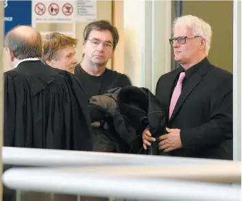  ?? PHOTO STEVENS LEBLANC ?? Yves « Colosse » Plamondon, à droite sur la photo prise lundi au palais de justice de Québec, a passé 28 ans en prison pour trois meurtres qu’il nie avoir commis. Il poursuit maintenant le Procureur général du Québec pour 35 M$ dans un procès au civil.