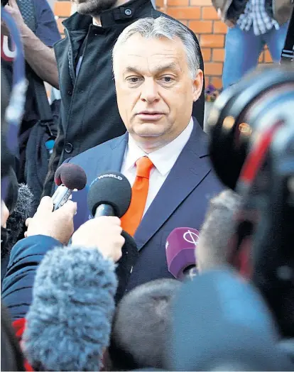  ??  ?? Viktor Orbán gab sich am Wahlsonnta­g siegesgewi­ss. Der große Andrang auf die Wahllokale zeugt aber auch von Unzufriede­nheit der Bevölkerun­g mit Ungarns Ministerpr­äsident.
