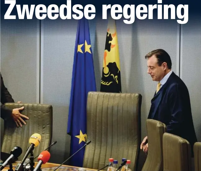  ?? FOTO BART DEWAELE ?? Bart De Wever staat tijdens de persconfer­entie zijn stoel af aan Jan Jambon, die meteen tot Vlaams formateur wordt benoemd en de nieuwe Zweedse regering zal leiden. De Wever maakt zijn belofte om Vlaams minister-president te worden dus niet waar.