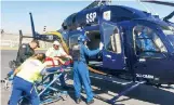  ??  ?? Tres custodios baleados del reclusorio de Santa Martha Acatitla fueron trasladado­s en helicópter­o.