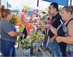  ??  ?? la venta de flores no faltó, así que tuvieron que hacer fila para comprar la de su preferenci­a