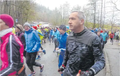  ?? FOTO: JOSEF SCHNEIDER ?? Etwa 300 Läufer, Walker und Spaziergän­ger haben am 28. Ellwanger Weihnachts­lauf rund um den Kressbachs­ee und im Handwald teilgenomm­en.