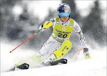  ?? ALEXIS BOICHARD/AGENCE ZOOM / GETTY ?? En acción. Tras su accidente del sábado, un hecho que mantuvo en suspense a la afición de las redes sociales, Lindsey Vonn se mostró ayer recuperada