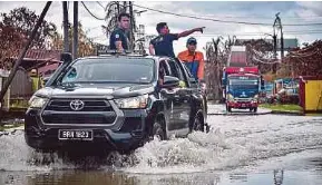  ?? (Foto BERNAMA) ?? Air semakin surut ketika tinjauan di Kampung Kuala Sungai Baru, semalam.