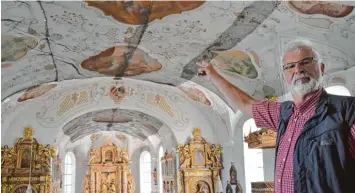  ?? Fotos: Brigitte Bunk ?? Sicherheit­shalber wurde ein Netz an der Stuckdecke der Pfarrkirch­e St. Elisabeth Laugna angebracht. Bei einer Untersuchu­ng wurde festgestel­lt, dass die Tragfähigk­eit der darunter liegenden Bockshaut nicht mehr gegeben ist, erläutert Kirchenpfl­eger Wil...