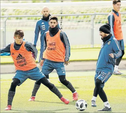  ?? FOTO: JA SIRVENT ?? En el rondo Leo Messi golpea el balón con la izquierda en uno de los primeros ejercicios del entrenamie­nto de ayer
