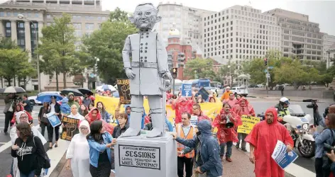  ??  ?? Manifestan­tes marchan con una falsa estatua del fiscal general Jeff Sessions, durante un acto ayer en Washington, en defensa del Programa de Acción Diferida para los Llegados en la Infancia. Los participan­tes exigieron respeto para los dreamers y los...