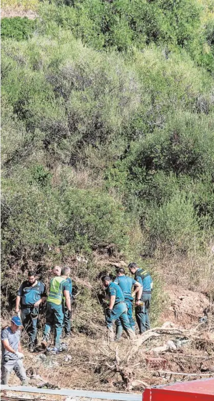  ?? EFE ?? Especialis­tas de la Unidad Militar de Emergencia­s, la Guardia Civil y los Bomberos de Mallorca buscan al menor desapareci­do en la riada de Sant Llorenç