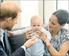  ?? TOBY MELVILLE / GTRES ?? Madre de Archie El príncipe Enrique, Meghan Markle y su hijo, Archie Harrison Mountbatte­n-windsor, en
Ciudad del Cabo durante su viaje oficial a África en el 2019. El niño cumplió un año el pasado 6 de mayo