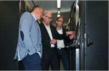  ??  ?? Expertentr­eff: Bernd Oliver Schöttler (rechts) und Christoph Sudhues (Mitte) von zafaco inspiziere­n mit Hannes Rügheimer (links) von connect ein Testsystem vor Ort.