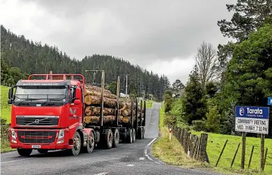  ?? VANESSA LAURIE/STUFF ?? Road maintenanc­e is expected to be a hot topic at a community meeting at Tarata tonight. Members of the local community say an increase in logging truck movements is damaging Tarata Rd and putting other road users at risk.