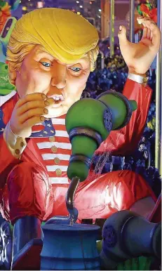  ?? FOTO: VALERY HACHE/AFP PHOTO ?? Aufgeblase­n, bis er platzt: Auch im Karneval in Nizza ist Donald Trump 2017 eine große Nummer. Die Saar-Büttenredn­er greifen auch Trumps Herkunft aus der Pfalz auf.