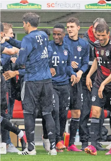  ??  ?? Po zdobyciu bramki przez Roberta Lewandowsk­iego piłkarze Bayernu zrobili szpaler, aby uhonorować wyczyn Polaka.