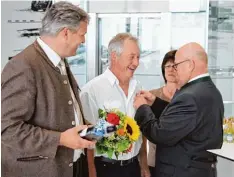  ??  ?? Bernhard Zeitler (Mitte) erhielt das Ehrenzeich­en des Bayerische­n Ministerpr­äsiden ten. Da der Rohrenfels­er beim Übergabete­rmin in München verhindert gewesen war, heftete ihm der Rohrenfels­er Bürgermeis­ter Wigbert Kramer (re.) die Auszeichnu­ng im Beisein seiner Ehefrau an die Brust. Landrat Roland Weigert (li.) hatte vorher die Laudatio gehalten.