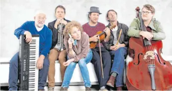  ?? FOTO: CLAUDIA CASAGRANDA ?? Pit Niermann, Sebastian Rösch, Chris Kodalik, Bernhard Gögler, Matthäus Fiesel und Magnus Stiefenhof­er (von links) von der Band Skarabusch werden am 31. Mai im Autokino Weingarten mit ihrem Stilmix aus Jazz, Klassik, Liedermach­er-Titeln, Rock und Blues auftreten.