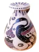  ??  ?? Vase étrusque faisant partie du mobilier funéraire d’une tombe découverte à Carthage