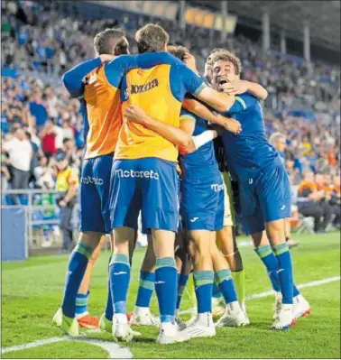  ?? ?? Los jugadores el Getafe forman una piña celebrando el gol de Munir que significab­a el 2-2.