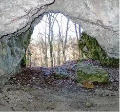  ??  ?? Zur Steinzeith­öhle „Hanseles Hohl“gelangt man, wenn man durch das Kesseltal wan dert – ein besonders uriger Ort.