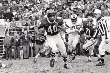  ?? ASSOCIATED PRESS FILE ?? Chicago running back Gale Sayers, who has died at 77, runs for a 28-yard gain against the Los Angeles Rams on Oct. 27, 1969. Sayers reportedly had dementia from taking hits as a football player.