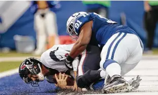  ?? A.J. Mast / AP ?? Hassan Ridgeway (der.) atrapa al quarterbac­k de los Texans T.J. Yates durante la victoria de los Colts por 22-13 sobre Houston el domingo 31 de diciembre de 2017, en Indianápol­is, en la última jornada de la temporada regular de la NFL.