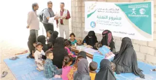  ??  ?? KSRelief officials visit Nasab in Yemen’s Shabwa governorat­e to inspect progress made in the project to confront malnutriti­on. (SPA)