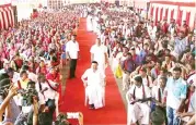  ??  ?? DMK president MK Stalin campaignin­g at Sankaranko­vil in Tenkasi district on Sunday