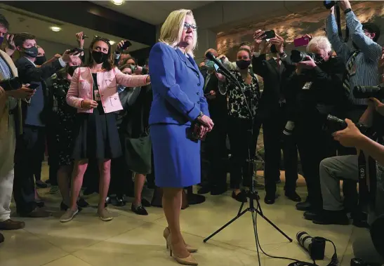  ?? REUTERS ?? La congresist­a republican­a Liz Cheney se dirige a la Prensa a su llegada ayer al Capitolio