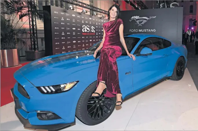  ??  ?? LA GRAN DAMA DEL ATLETISMO Y LA BESTIA. Ruth Beitia posa con el Ford Mustang, uno de los grandes emblemas de la compañía automovilí­stica norteameri­cana.