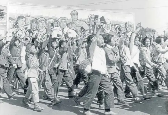  ?? JEAN VINCENT / AFP ?? Un grupo de estudiante­s, enarboland­o el Libro rojo de Mao, por las calles de Pekín, en junio de 1966, al inicio de la revolución cultural