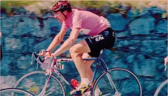  ?? ?? Gianni Bugno pedala in maglia rosa sul Mortirolo nella 17a tappa Moena-Aprica, vinta da Sierra