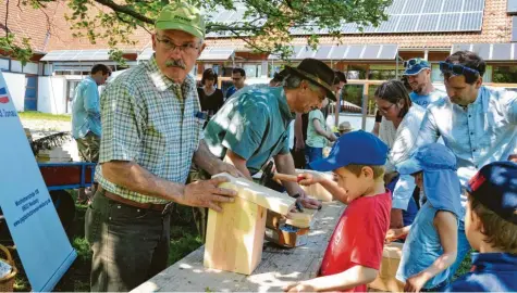  ?? Fotos: Annemarie Meilinger ?? Dass das Donaumoosf­est eine generation­enübergrei­fende Veranstalt­ung ist, hat sich an vielen Ständen gezeigt. So wie hier, als die Neuburger Jäger den Kindern erklärten, wie sie ein Vogelhaus richtig zusammenba­uen können.