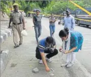  ?? SONU MEHTA/HT PHOTO ?? Forensic experts at the spot where a man was shot inside the Rohini district court on Saturday.