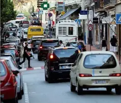  ?? (Photo Jean-François Ottonello) ?? La rue Grimaldi, une des artères de la Principaut­é les plus polluées en raison du trafic dense et omniprésen­t.
