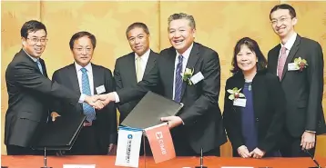  ??  ?? Posing for a photo at the signing ceremony are (from left) CCB general manager of financial markets Gu Yu, Pang, CIMB Group board member Datuk Lee Kok Kwan, CIMB Group global head of tresury sales and forex Thomas Tan, CIMB Group regional head of...