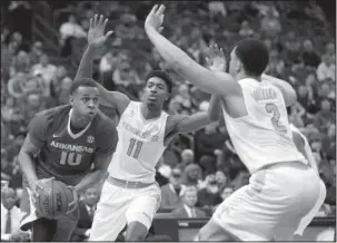  ?? The Associated Press ?? VOLUNTEERS PRESSURE: Arkansas freshman Daniel Gafford (10) looks to pass around Tennessee’s Kyle Alexander (11) and Grant Williams (2) during the second half of the Volunteers’ 84-66 victory in the semifinals of the Southeaste­rn Conference Tournament...