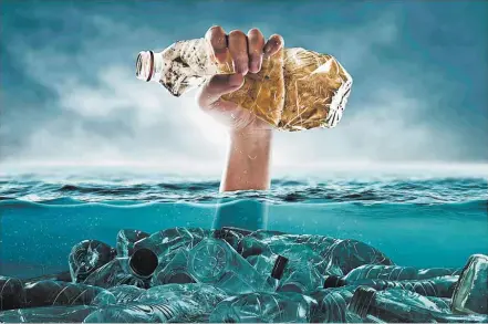  ??  ?? За несколько десятилети­й потреблени­е пластика выросло до 100 млн тонн в год, а в океанах появились целые мусорные острова из пластмассы.