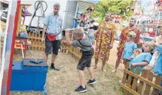  ??  ?? Nach schweißtre­ibenden Spielen, wie „Hau den Lukas“oder dem Klettern auf einen Baum, gibt es für alle Kinder als Belohung und zur Abkühlung ein Eis. Dieses wird in einem Becher serviert, der die Teilnehmer an die schöne Zeit des Kinderfest­s erinnern...