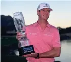  ?? ORLANDO RAMIREZ / USA TODAY SPORTS ?? Hudson Swafford poses with the winner’s trophy after his two-shot victory at The American Express.