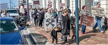  ?? DOUG FIELD/ STUFF ?? 1080 protesters march in Timaru on Saturday.