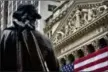  ?? BEBETO MATTHEWS — THE ASSOCIATED PRESS FILE ?? Federal Hall’s George Washington statue stands near the flagcovere­d pillars of the New York Stock Exchange.