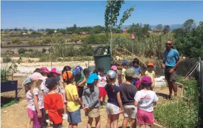  ??  ?? EDUCACIÓN. Dentro de las ISR ocupa un lugar destacado la educación en valores medioambie­ntales y de preservaci­ón de la naturaleza. En la imagen, un grupo de escolares visita un huerto ecológico.