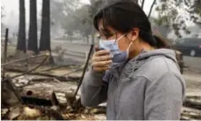  ?? BEN MARGOT/THE ASSOCIATED PRESS ?? Leslie Garnica cries among the ruins of her home in Santa Rosa, Calif.