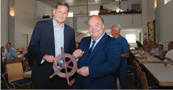  ?? Foto: Sven Koukal ?? Die CSU Stadtberge­n nominiert Paul Metz (rechts) als Bürgermeis­terkandida­t. Ortsvorsit­zender Tobias Schmid überreicht ihm ein Steuerrad.