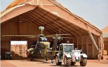 ?? Foto: Britta Pedersen, dpa ?? Die Wartung von Fluggerät – wie hier des Kampfhubsc­hraubers „Tiger“– gehört zu den Aufgaben der Soldaten im „Camp Castor“nahe der Stadt Gao. Viele kommen während ihres Aufenthalt­s in Mali gar nicht aus dem Lager heraus.