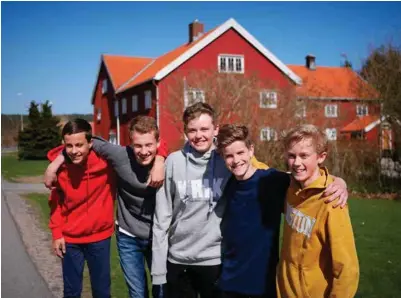  ?? FOTO: KRISTIAN HOLE ?? Fra venstre: Anders Erlandsen (14), Børge Brakestad (14), Gabriel Teistedal (14), Jonas Brennsaete­r (14) og Mathias Gjone (13) utgjør gruppa Nameless 5. Her foran deres faste øvingsloka­le ved kulturskol­en på Møglestu.