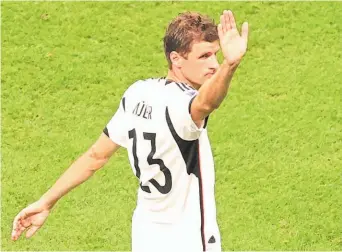  ?? ?? Thomas Mueller hace un gesto de adiós en el juego contra Costa Rica y al quedar eliminados.